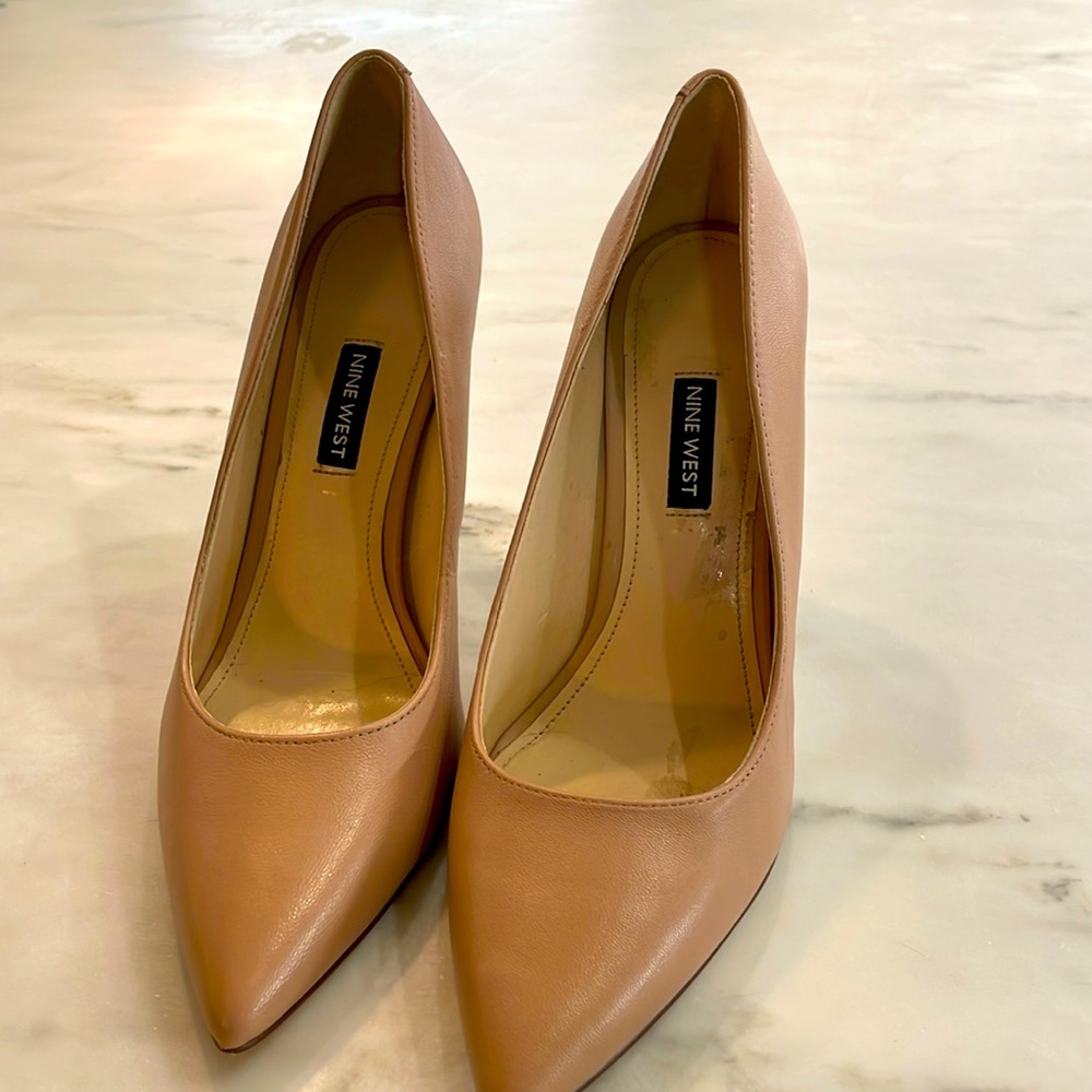 Nine West nude pumps